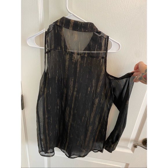 Kirra cold shoulder sheer button down size medium - Picture 3 of 3